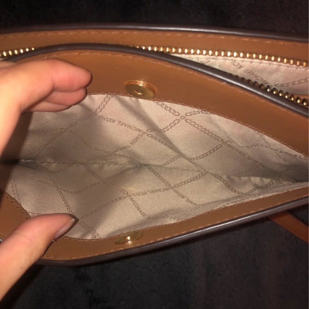 Micheal kors crossbody purse - Picture 5 of 7